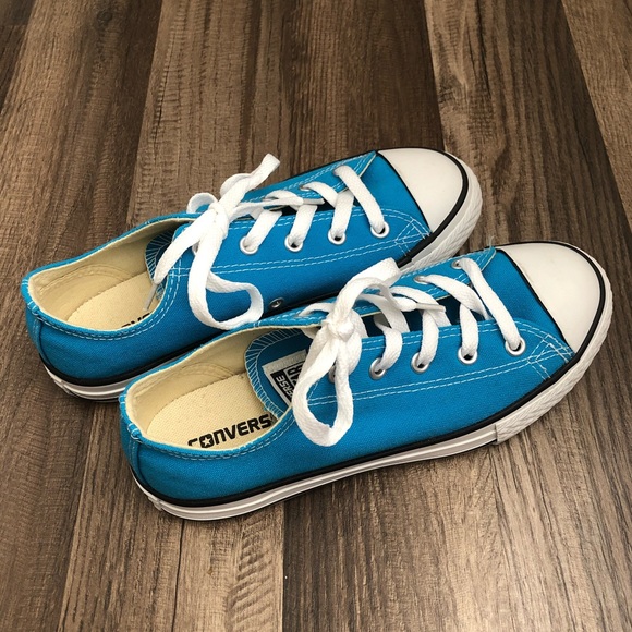 Converse Shoes - •Low top converse• size youth 2.5